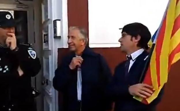 Un desconocido disfrazado de Puigdemont 'se entrega' en una comisaría de Ciudad Real