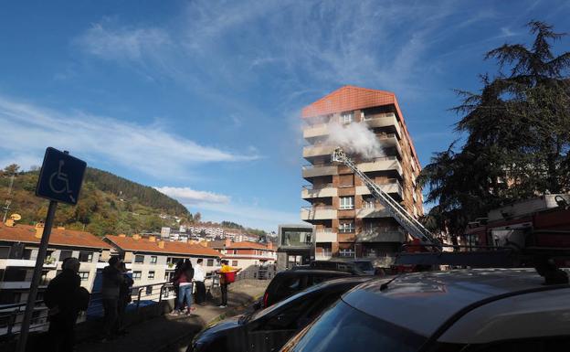 Los bomberos rescatan a una persona de una vivienda en llamas en Elgoibar