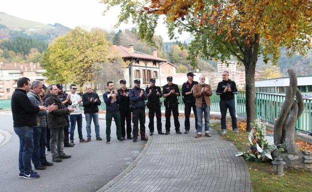 Los ertzainas de Beasain piden justicia para sus compañeros asesinados por ETA hace 16 años