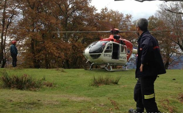 Rescatado en helicóptero un montañero de Hernani herido en el Adarra