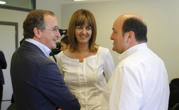PNV, PSE y PP aplazan la firma del pacto fiscal y de Presupuestos para Euskadi