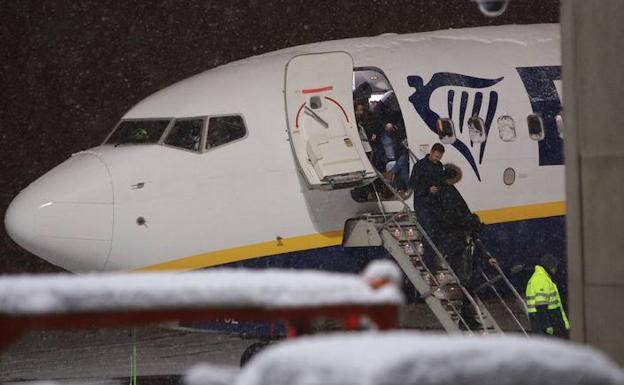 180 pasajeros atrapados durante 4 horas en un avión de Ryanair en Foronda por la nieve