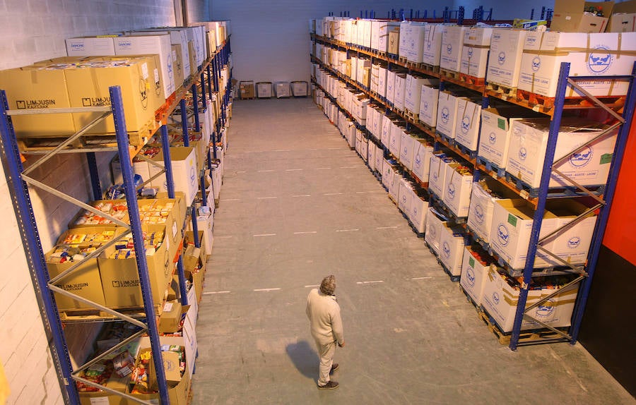 Los alimentos de la 'gran recogida' van llenando el almacén de Oiartzun