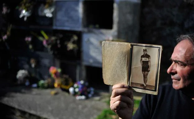 Descubren en el cementerio cántabro de Limpias los restos de 36 soldados vascos republicanos