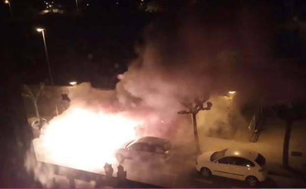 Un incendio calcina cuatro contenedores en Aretxabaleta y uno en Azpeitia