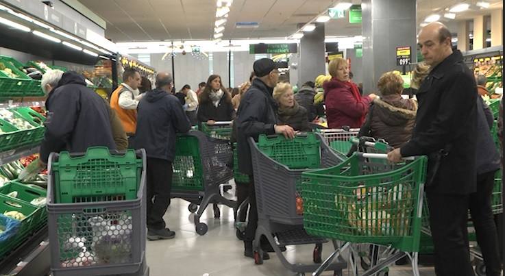 Expectación y mucha afluencia en la apertura del Mercadona de Donostia