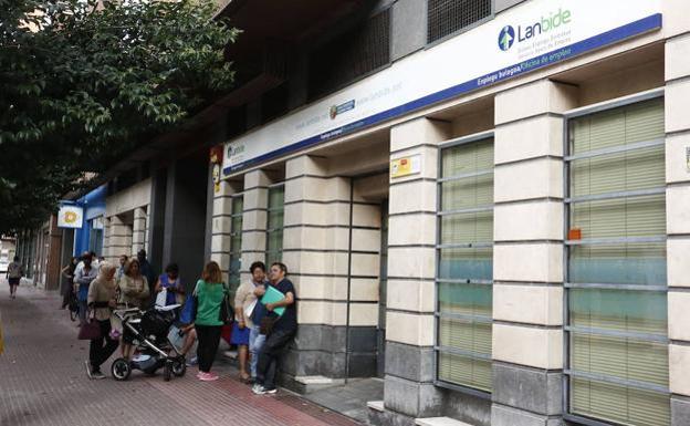 El paro se reduce en Gipuzkoa y crece en España en noviembre