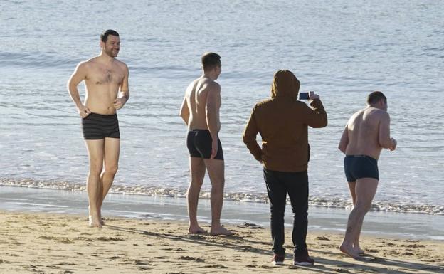 Los hinchas del Zenit se bañan en La Concha