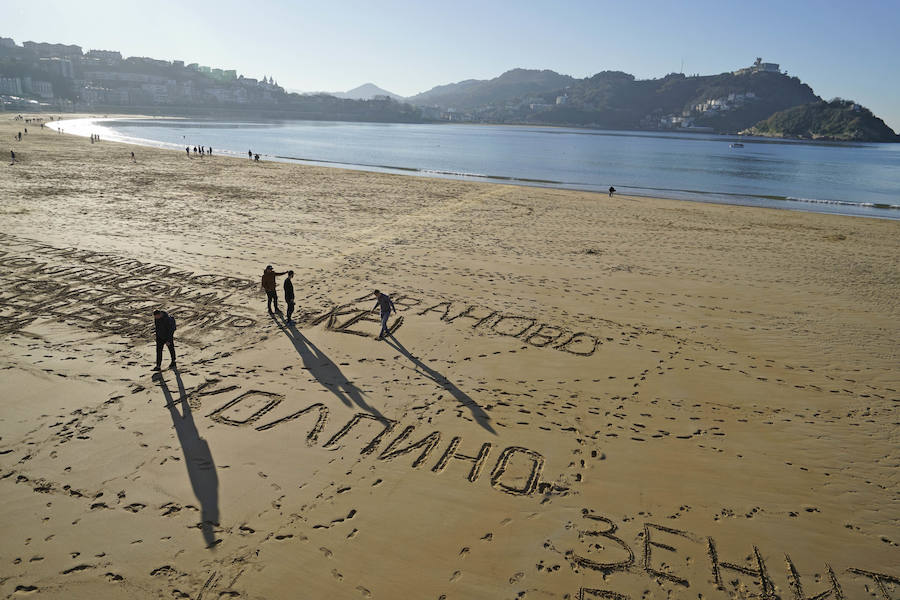 Los hinchas del Zenit se bañan en La Concha