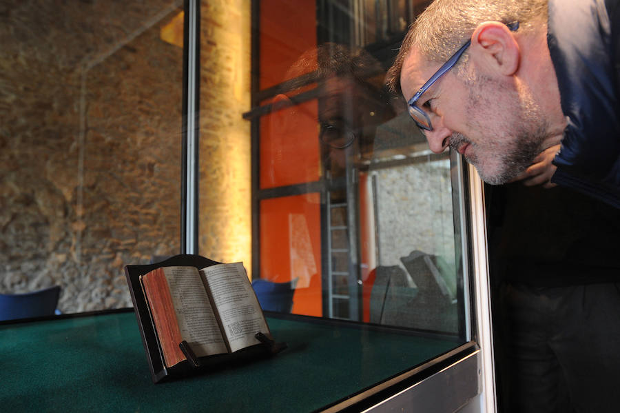 Jendeak ez dio hutsik egiten Azokari