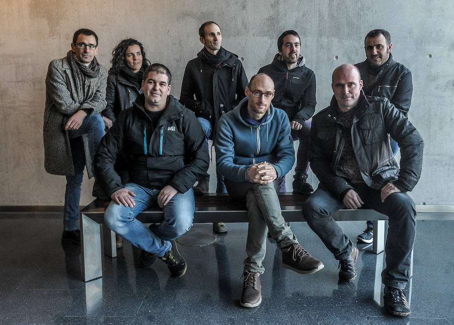 Zortzi buru, txapel bat