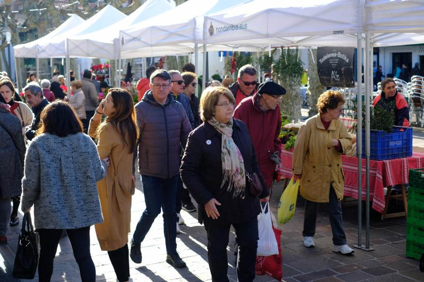 Gran variedad de productos en la feria de Hondarribia