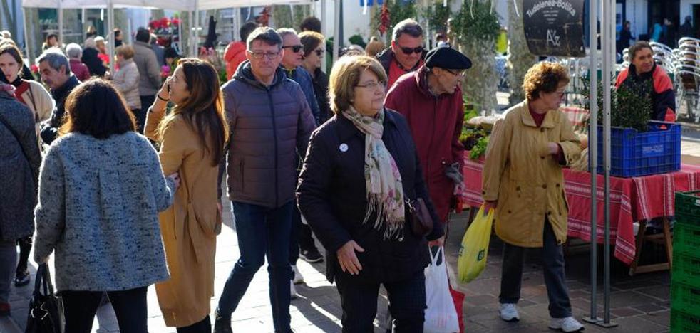 Gran variedad de productos en la feria de Hondarribia