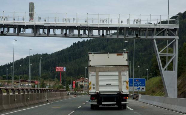 Empresas de Gipuzkoa asumen pagar el coste del peaje de la N-1 a sus transportistas
