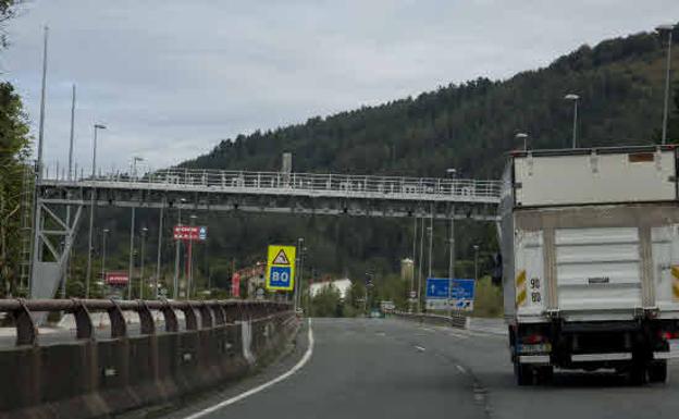 Los transportistas de Gipuzkoa debaten si participan en la huelga estatal contra el peaje de la N-1