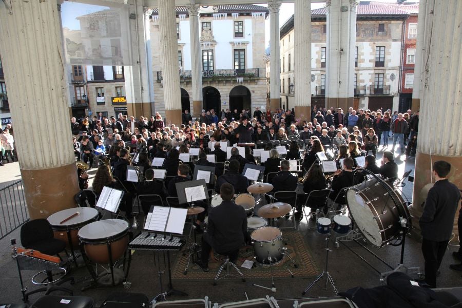Olentzero y Mari Domingi por las calles de Ordizia
