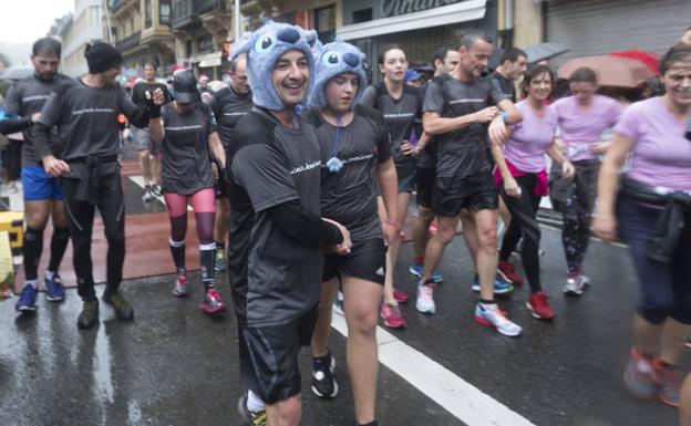 La lluvia y el viento no frenan a los 4.000 corredores de la San Silvestre de Donostia