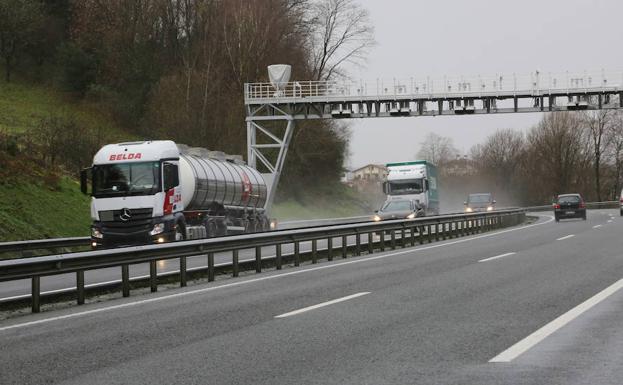 Los transportistas aseguran que la protesta contra el peaje en Gipuzkoa alcanza el 60% del seguimiento