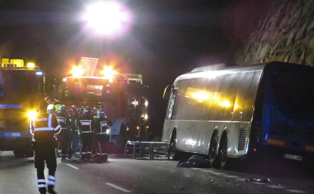 Un motociclista y un conductor de Lurraldebus mueren por una colisión frontal en Aretxabaleta