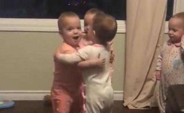 Los tiernos abrazos de unas cuatrillizas que conmueven a millones de internautas