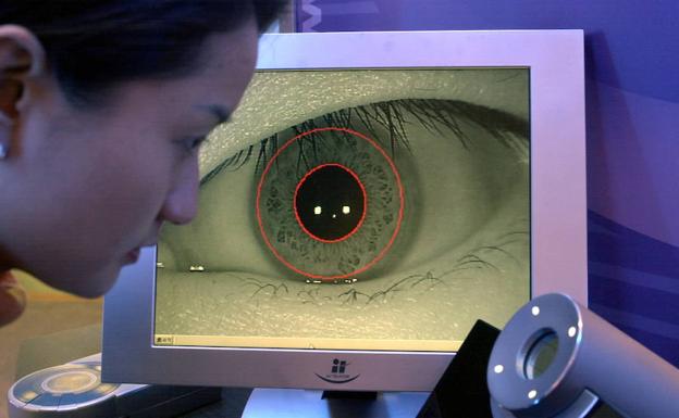 Un ojo biónico devuelve parcialmente la visión a una mujer ciega