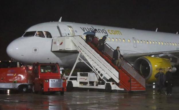 Aterriza en Hondarribia el primer Airbus 319 de Vueling tras el ranurado de la pista