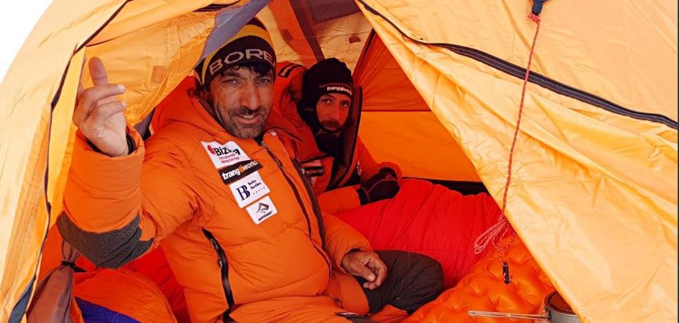 Txikon espera una ventana de buen tiempo para atacar la cima del Everest