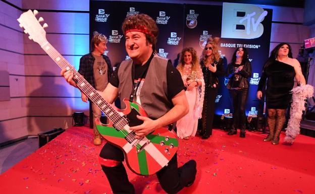 'Andoni Springsteen' canta por la «voluntad de acuerdo» en los MTV del PNV por Carnaval