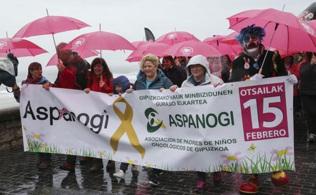 Paraguas rosas contra el cáncer infantil