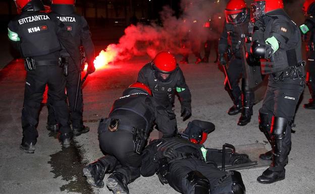 Urkullu y Rajoy lamentan la muerte del ertzaina y muestran su «enérgica condena»