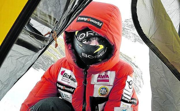 Txikon vuelve al campo base por el fuerte viento