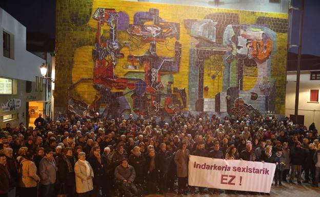 Decenas de personas se concentran en Usurbil en protesta por la agresión a una mujer