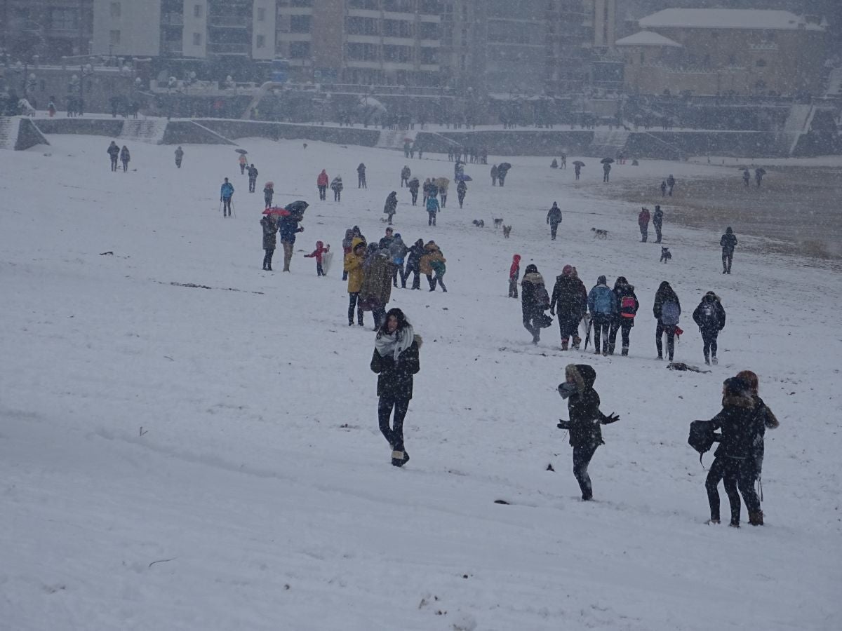 Zarautz se tiñe de blanco