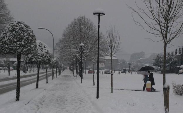 Azpeitia amanece bajo un manto blanco