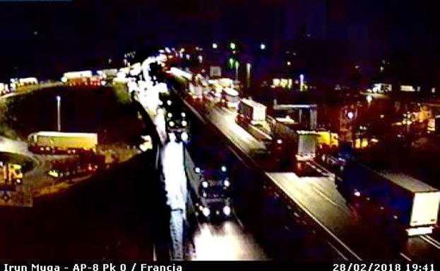 La masiva afluencia de camiones colapsa durante horas la AP-8 en el peaje de Biriatou