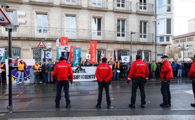 Seguridad aplicará la ‘ley mordaza’ contra los ertzainas que protestaron ante el Parlamento