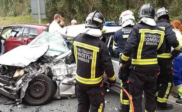 Cinco heridos tras colisionar su coche contra un camión en Usurbil