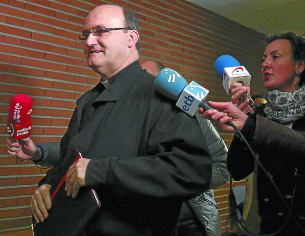 Munilla recibe un aluvión de críticas por sus ataques al feminismo