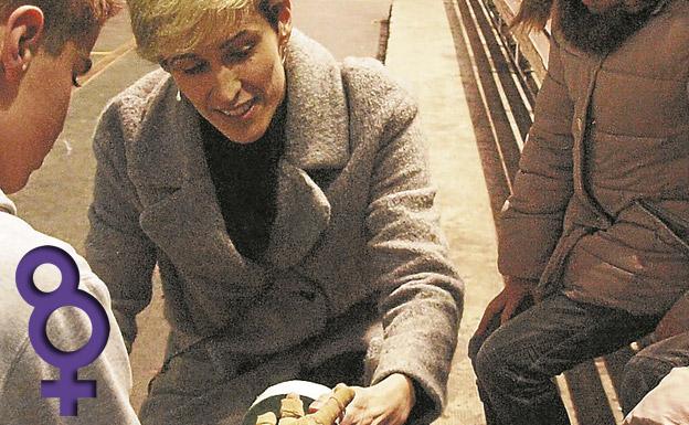 Nagore Aramendi, oficinista y pelotari: «Me extraña que no haya más niñas que jueguen a pelota»