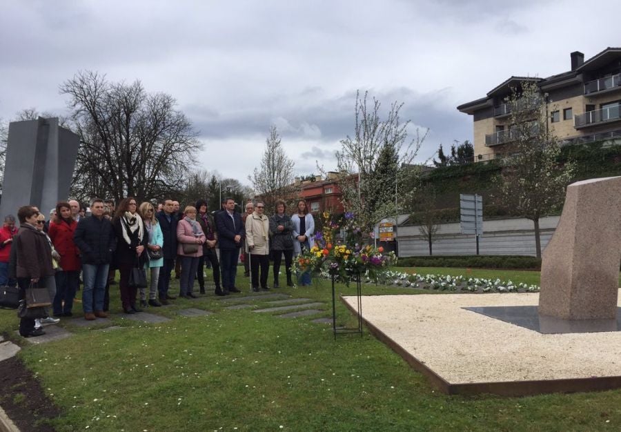 Los municipios de Zarautz e Irun rinden homenaje a las víctimas del terrorismo