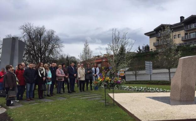 Los municipios de Zarautz e Irun rinden homenaje a las víctimas del terrorismo
