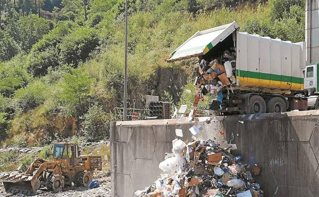 El envío de la basura a Bizkaia repetiría la misma solución de urgencia de 2008