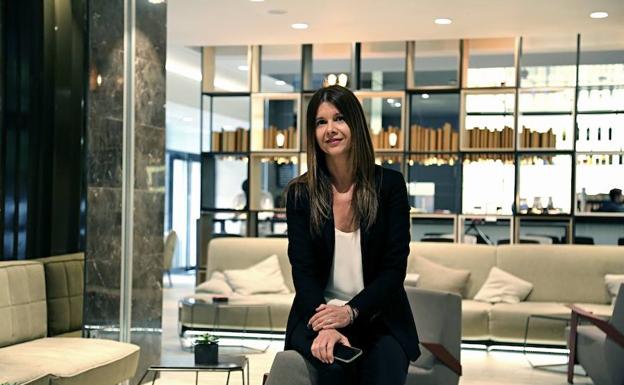 «Aquel cliente bajaba a cenar con peluca rubia y maquillado. Era un hombre normal»