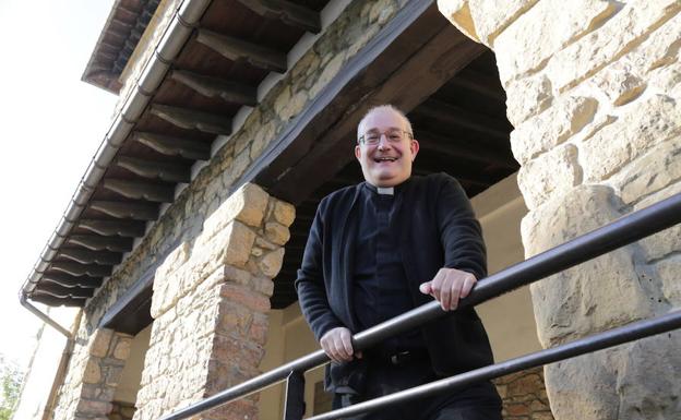 «A un sacerdote también le toca llorar mucho»