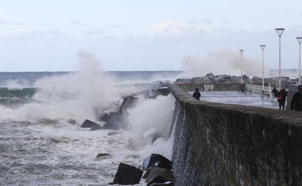 Olas gigantes, lluvia y viento huracanado: 'Hugo' mostrará su fuerza esta tarde