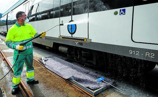 Los grafiteros asaltan cada día una unidad de Euskotren