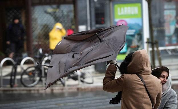 Gipuzkoa sufrirá esta semana hasta ocho avisos amarillos por lluvia, nieve y olas