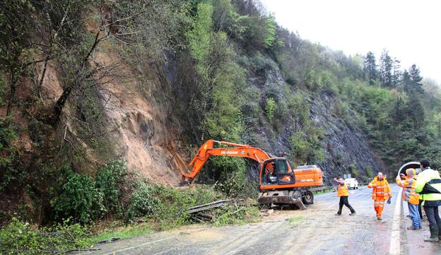 Los desprendimientos obligan a cortar el tráfico en varias carreteras de Gipuzkoa