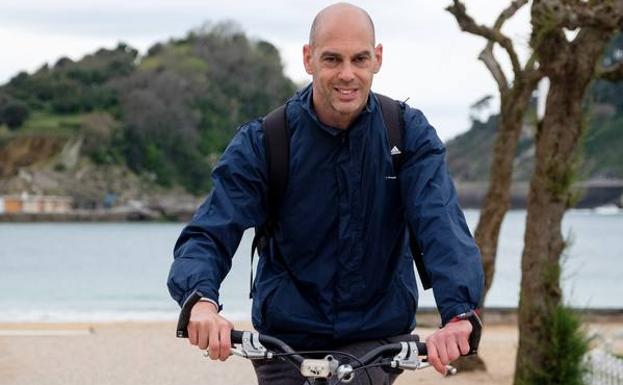 Richard Oribe con su bici en San Sebastián. /J. Usoz