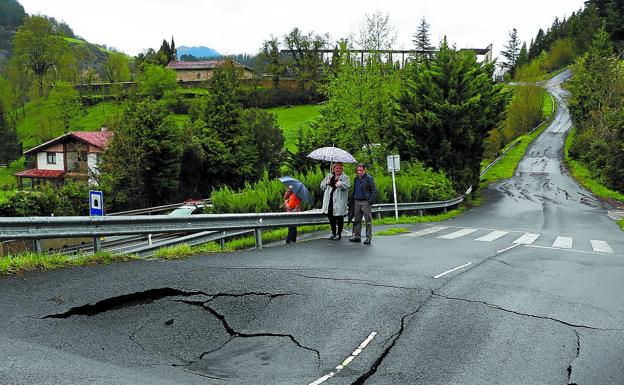 La tierra cede tras las abundantes lluvias y provoca derrumbes y cortes de carretera
